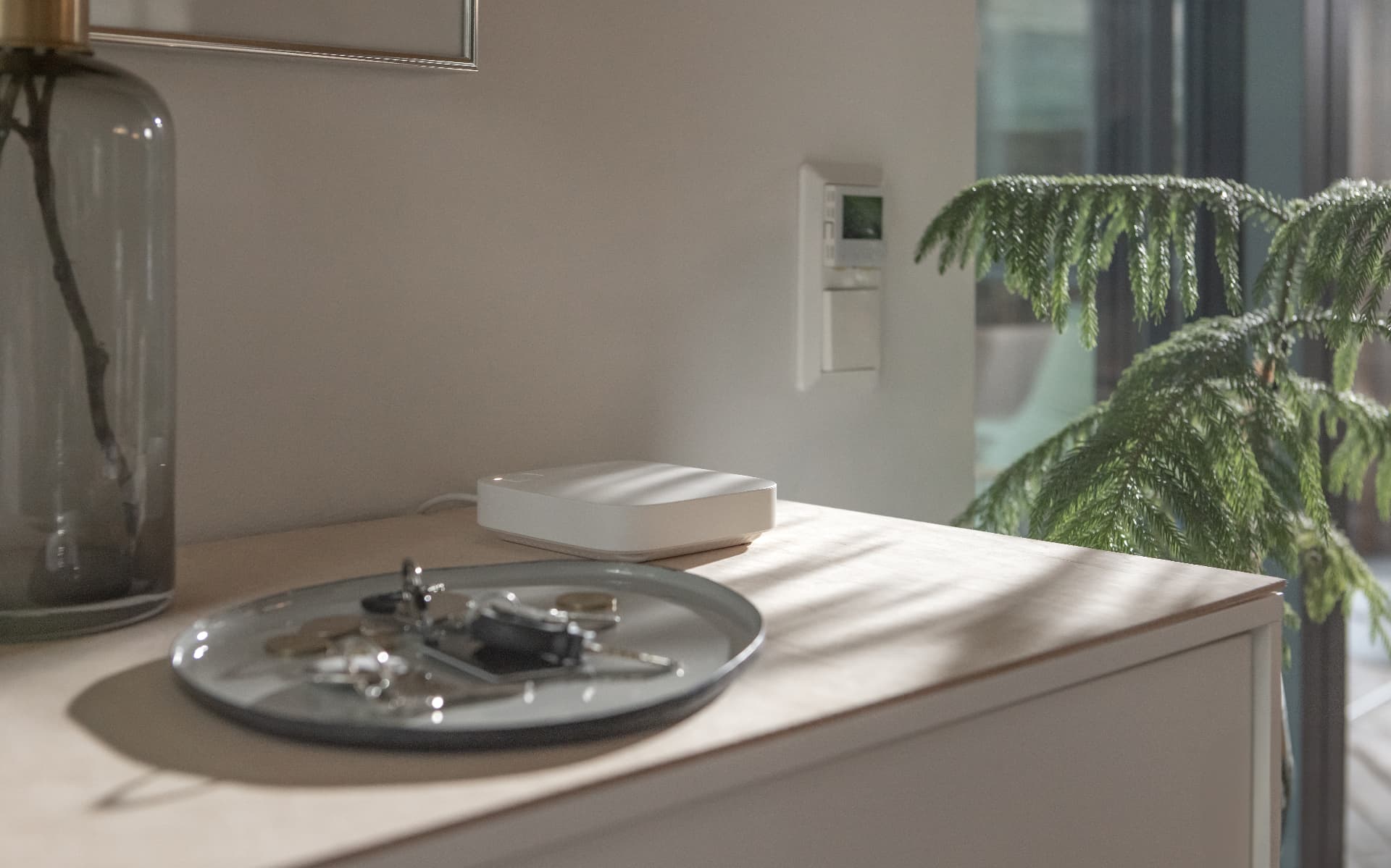 Lys stue med smarthussentral og termostat